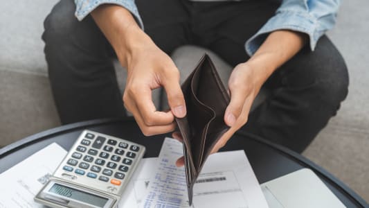 Voici ce que font les clients de La Banque Postale avant et après la perte d'un emploi.