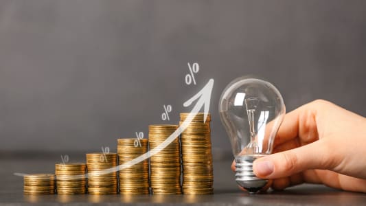 une ampoule et des pices de monnaie.