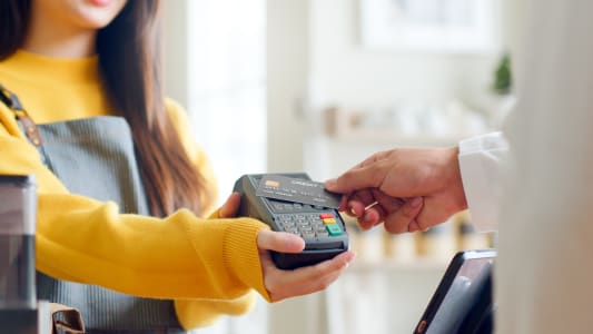 Les paiements par carte dpassent dsormais ceux raliss avec de l'argent liquide.