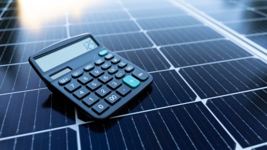 Des panneaux photovoltaques et une calculatrice.