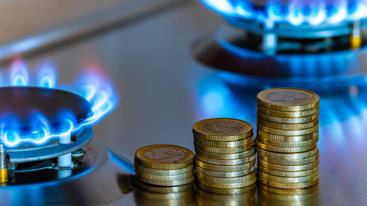 Des piles de pi�ces de monnaie pr�s d'une gazini�re.