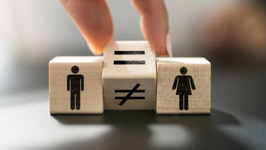 Les carts de salaire entre les femmes et les hommes sont toujours important.