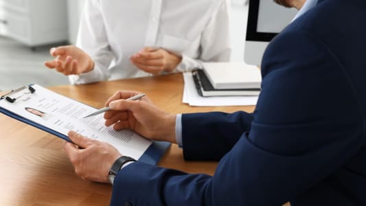 Les femmes sont moins  l'aise que les hommes pour ngocier leur salaire selon une enqute.