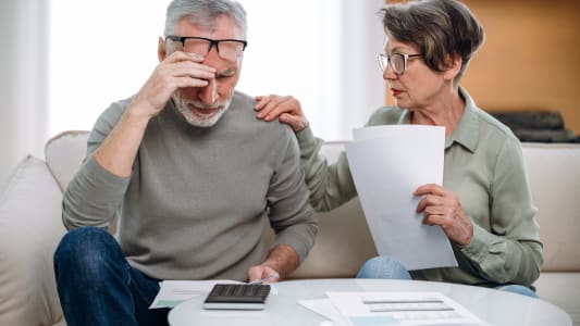 Un couple regarde des documents l'air proccup.