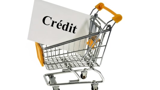 Un chariot et un panneau crdit.