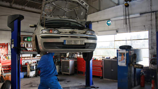 Une voiture dans un garage.