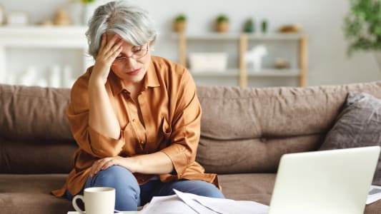 Une femme regarde des documents.