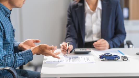 Deux personnes face à des documents.