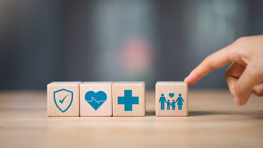 Des cubes de bois avec des symboles de la sant.