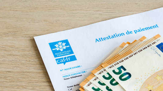 Des billets de 50 euros et une attestation de paiement de la CAF