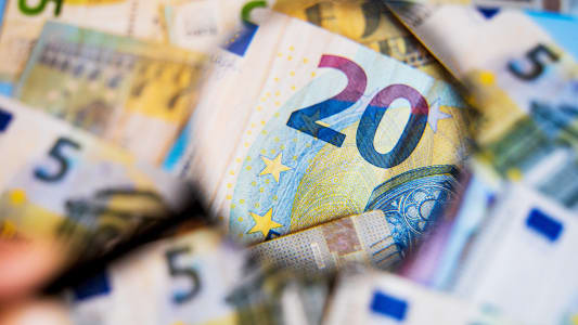 Une loupe sur un billet de 20 euros.