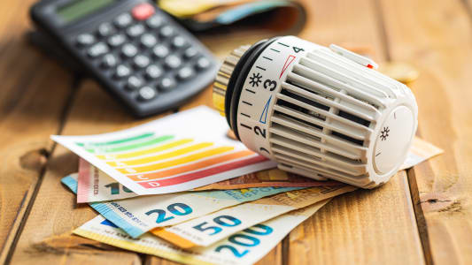 Un thermostat, des billets et une calculatrice.