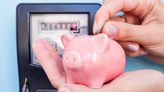 Une tirelire devant un compteur lectrique.