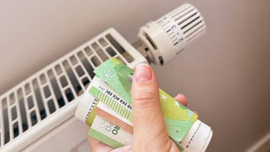 Des billets et un radiateur.