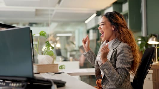 femme heureuse bonne nouvelle