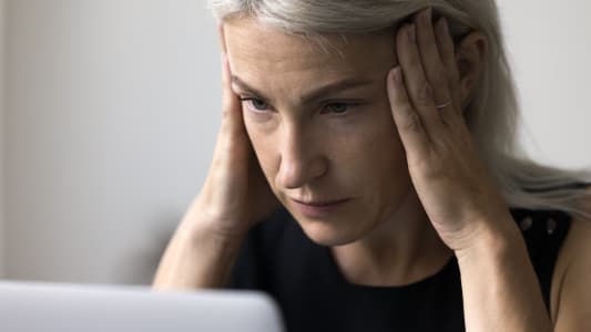 Une femme l'air inquiet.