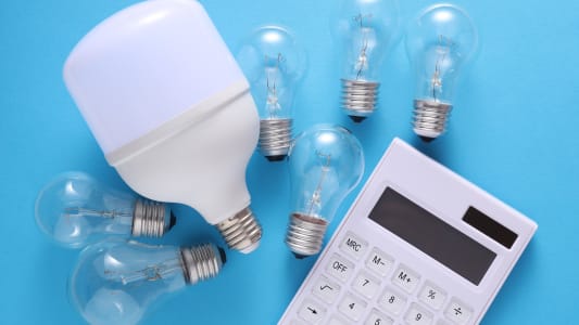 Une calculatrice et des ampoules