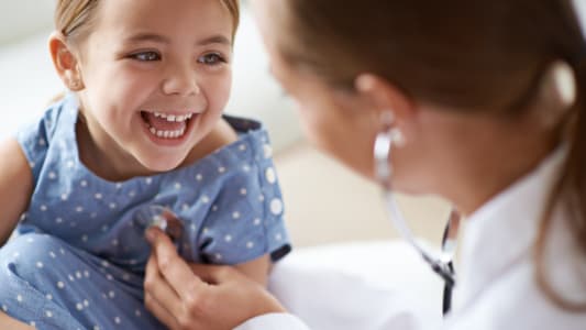 Un enfant sourit  son mdecin.
