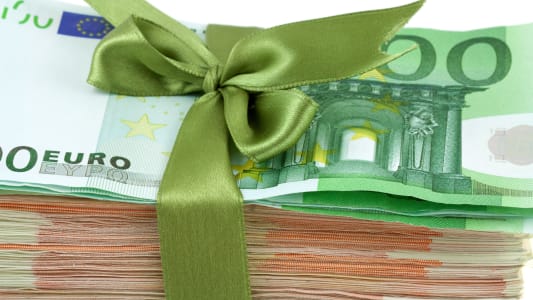 Des billets envelopps dans une ruban cadeau.