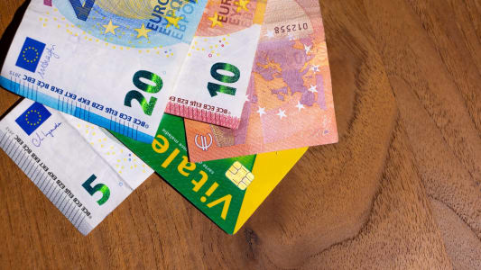 Des billets de banque et une carte vitale.