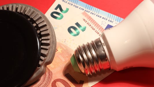 Une ampoule et des billets.