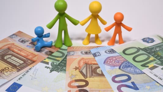 Des figurines symbolisant une famille sur des billets.