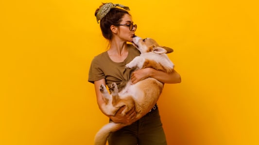 Une femme et son chien.