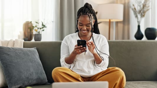 Une femme regarde son tlphone.