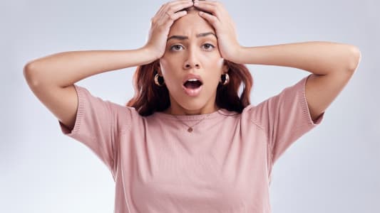 Une femme inquiète.