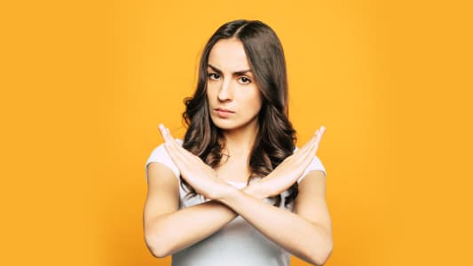 Une femme les bras croiss.