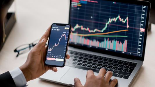 Le CAC 40 stagne autour des 7 850 points.