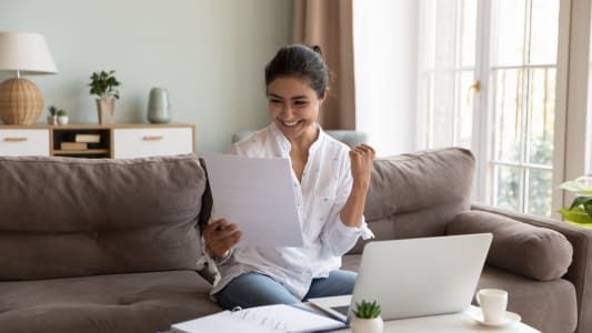 Une femme regarde un document.