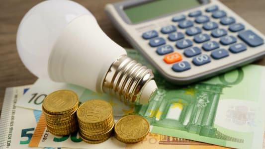 Des billets, une ampoule et une calculatrice.