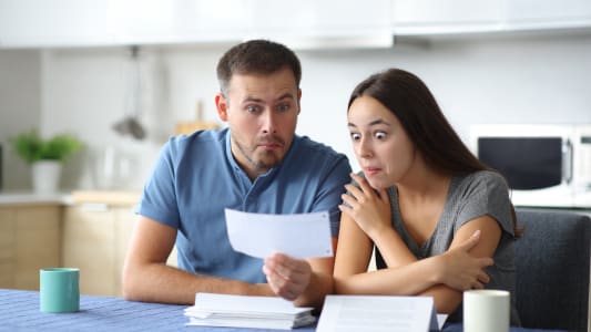 Deux personnes regardent un document.
