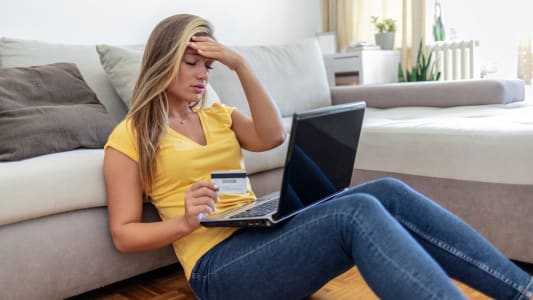 Ces 3 arnaques peuvent vider votre compte bancaire.