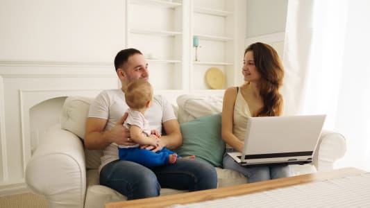 Une proposition de loi veut renforcer le congé parental.