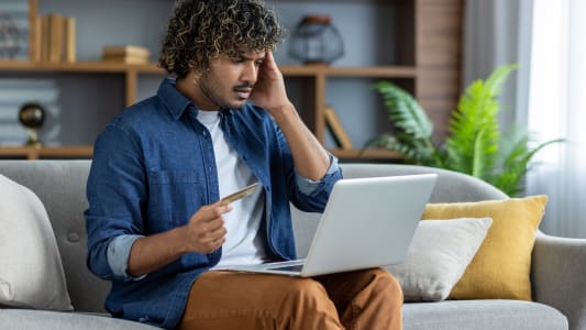 Quatre astuces pour signaler une fraude à la carte bancaire.