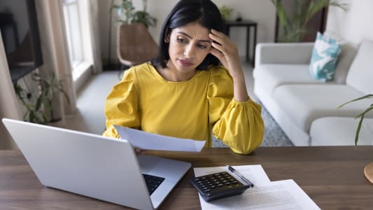 Une femme regarde un document.
