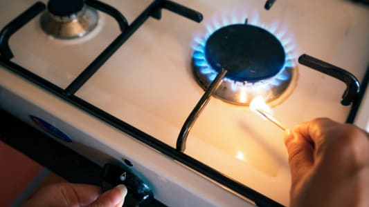 Quelqu'un allume une gazinire.