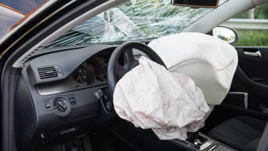 Un airbag dploy dans une voiture.