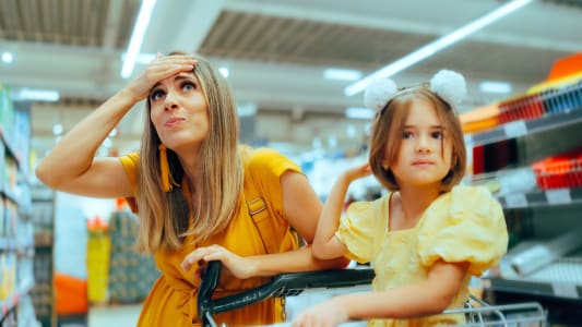 Une femme et une enfant dans un supermarché.