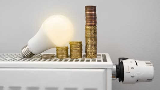 Une ampoule, des pices de monnaie sur un radiateur.
