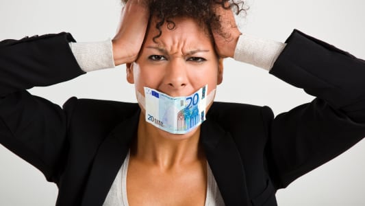 Une femme billonne par un billet de 20 euros.