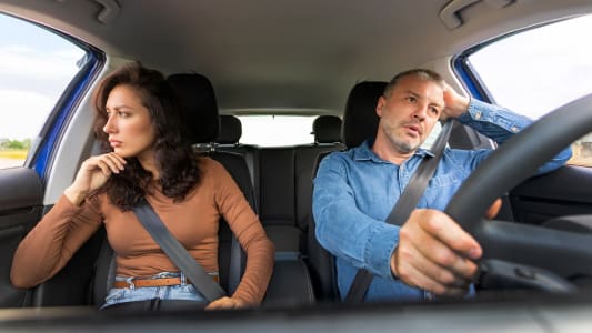 Deux personnes dans une voiture.