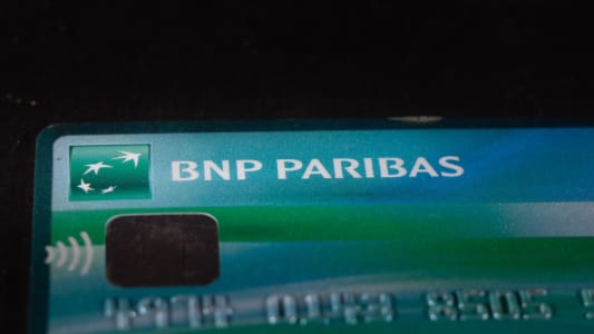 Une carte bancaire BNP Paribas