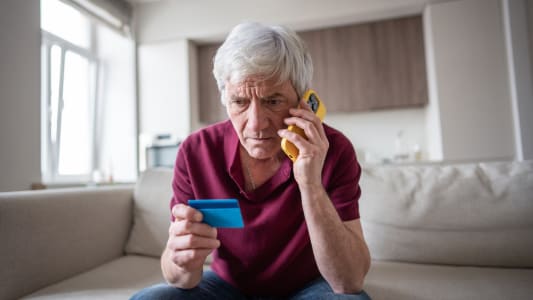 De nombreuses arnaques visent notamment les retaités.