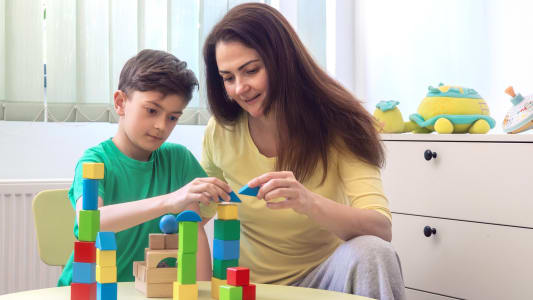 Une femme joue avec un enfant.