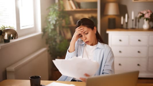 Une femme regarde un document.