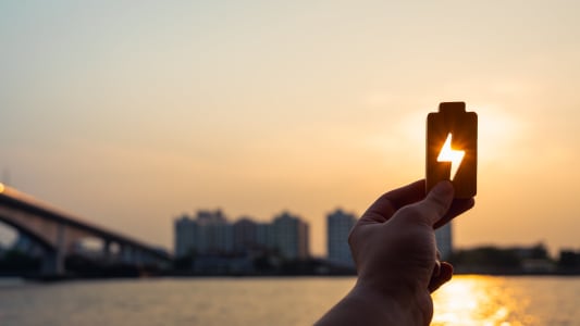 Le symbole de l'lectricit face au soleil.