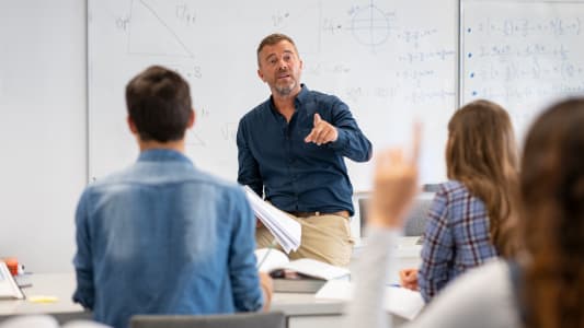Un professeur dans une classe.